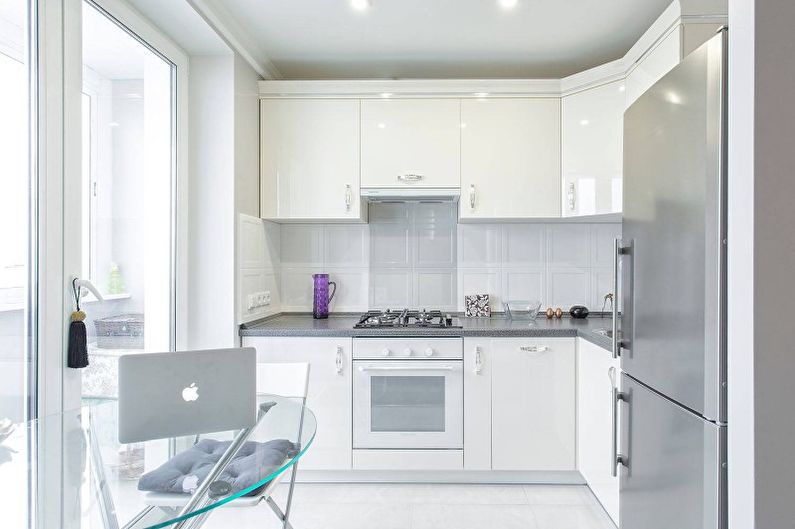 Balta modernaus stiliaus virtuvė - interjero dizainas