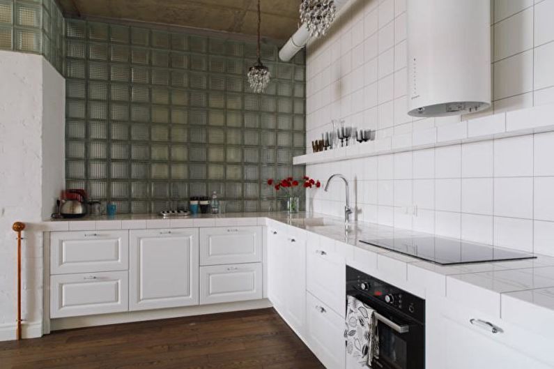 Stikla bloki virtuves interjerā - foto