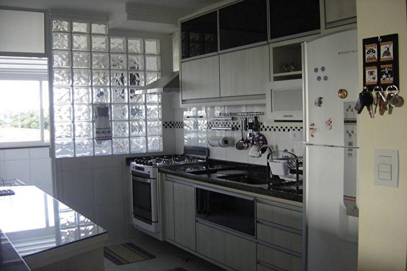 Stiklo blokeliai virtuvės interjere - nuotrauka