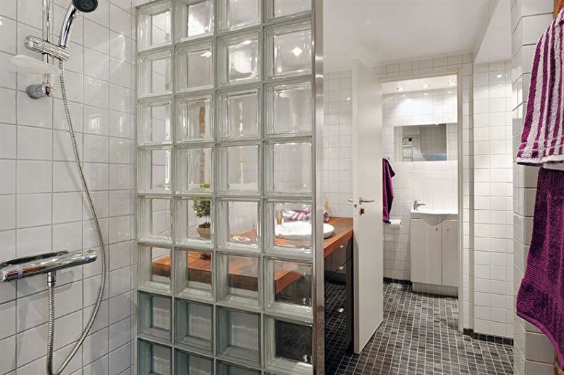 Stiklo blokeliai vonios kambario interjere - nuotrauka