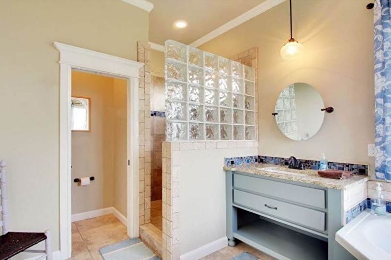 Стъклени блокове в интериора на банята - снимка