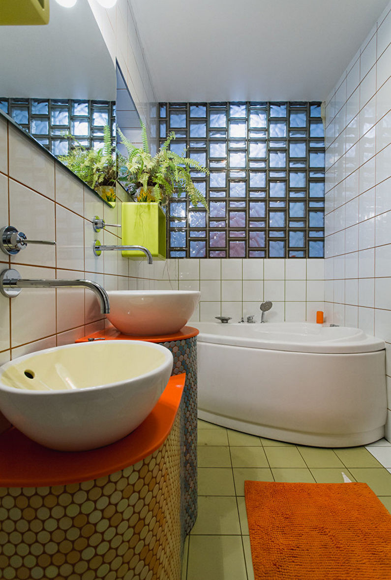 Стъклени блокове в интериора на банята - снимка