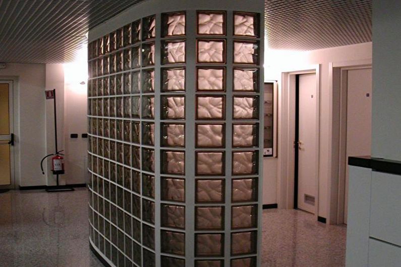 Стъклени блокове в интериора на коридора - снимка