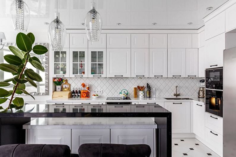 Design interiéru černé a bílé kuchyně - fotografie