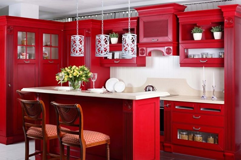 Raudona rytietiška virtuvė - interjero dizainas