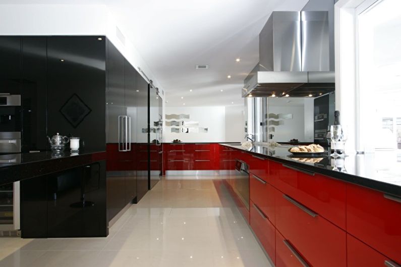 Raudonos virtuvės dizainas - grindų apdaila