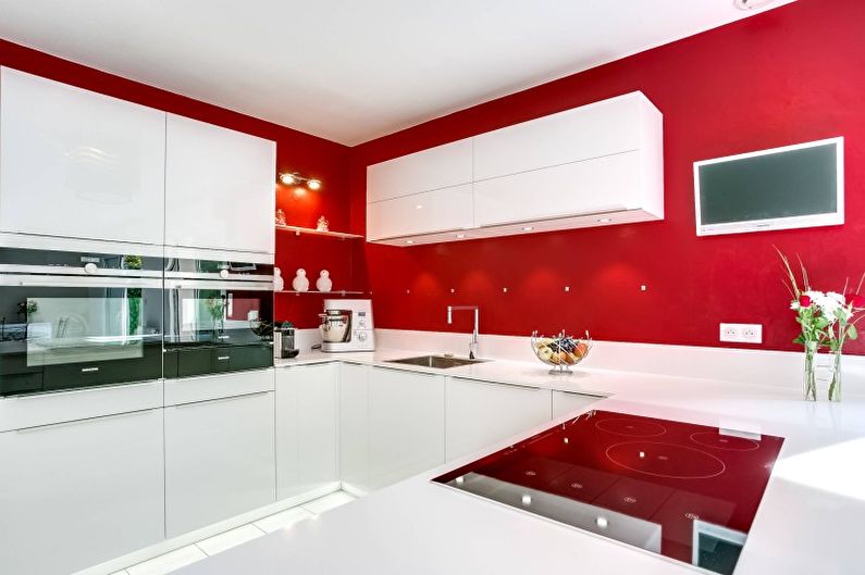 Raudonos virtuvės dizainas - sienų dekoravimas