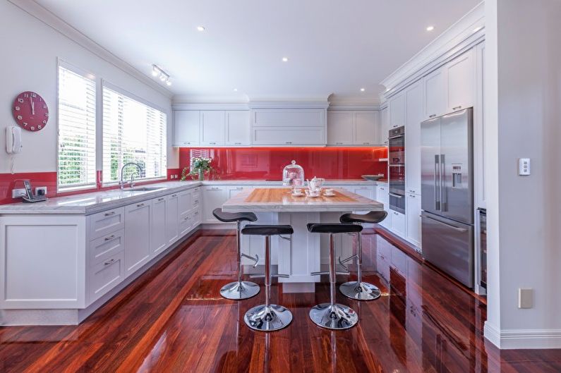 Интериорен дизайн на кухня в червено - снимка