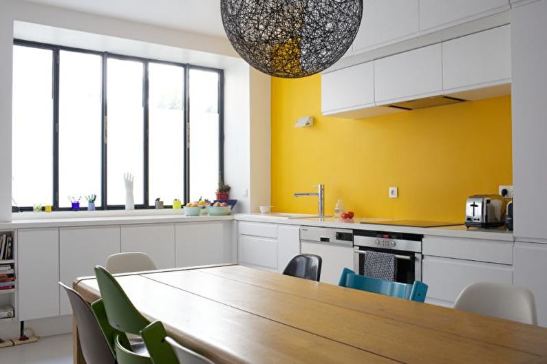 Geltona modernaus stiliaus virtuvė - interjero dizainas