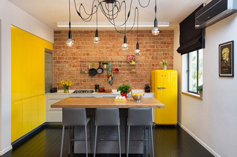 Žlutá podkrovní kuchyně - interiérový design
