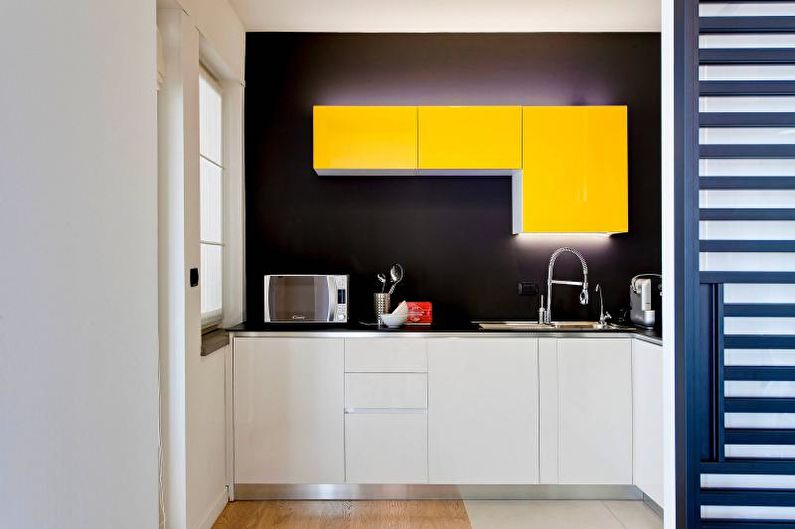 Malý žlutý design kuchyně