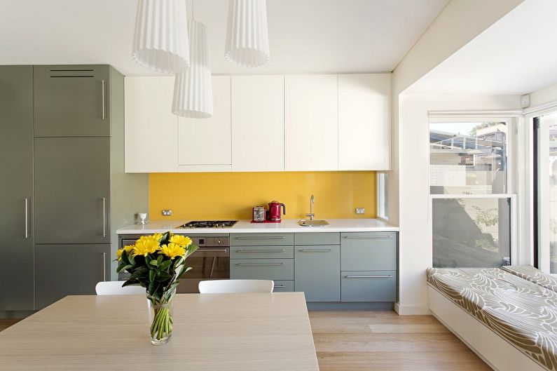 Интериорен дизайн на кухня в жълто - снимка