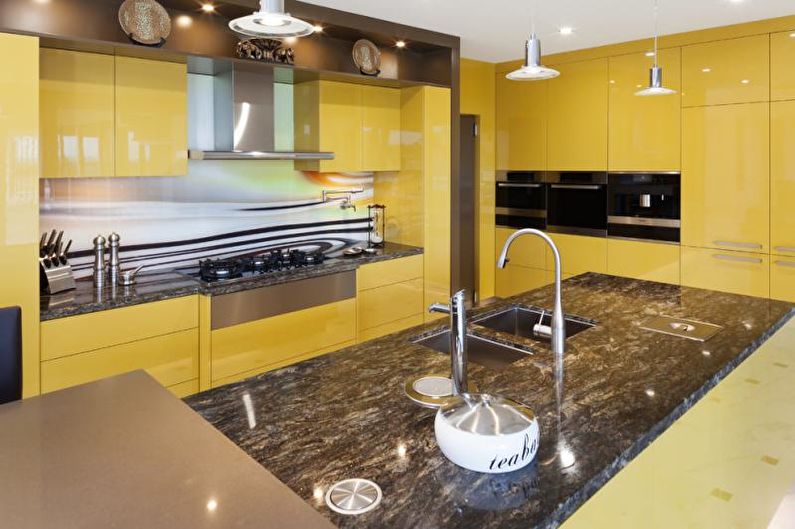 Интериорен дизайн на кухня в жълто - снимка
