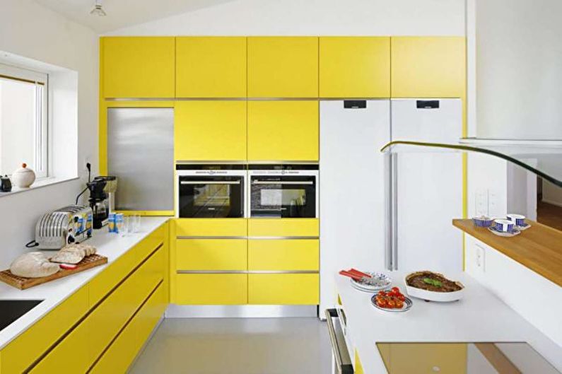 Kjøkkeninnredning i gult - foto