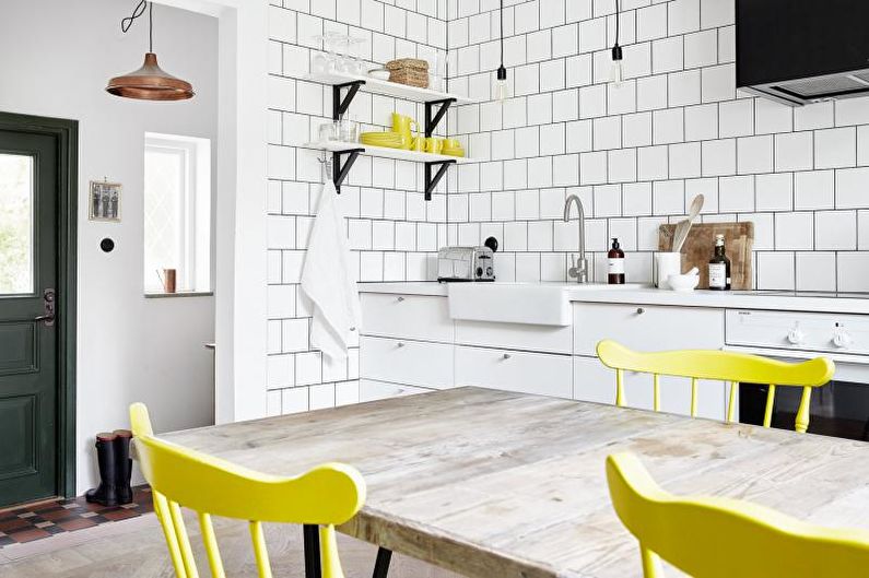 Design interiéru kuchyně ve žluté barvě - foto