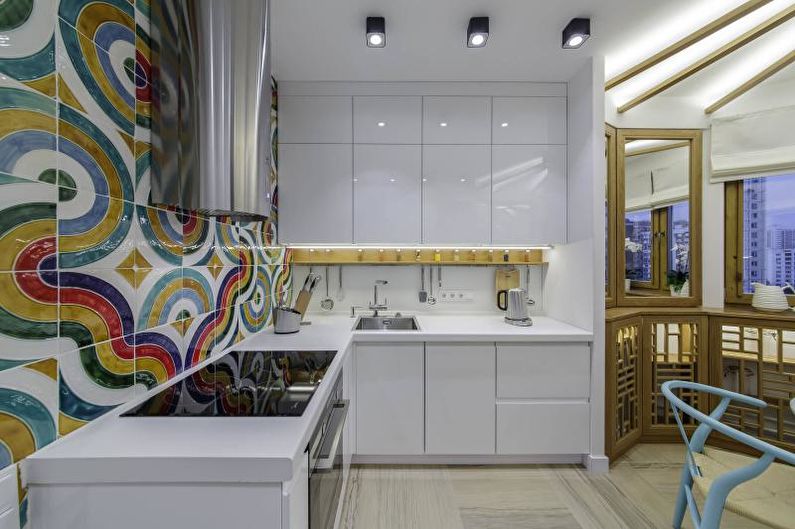 Baltos virtuvės dizainas - sienų dekoravimas