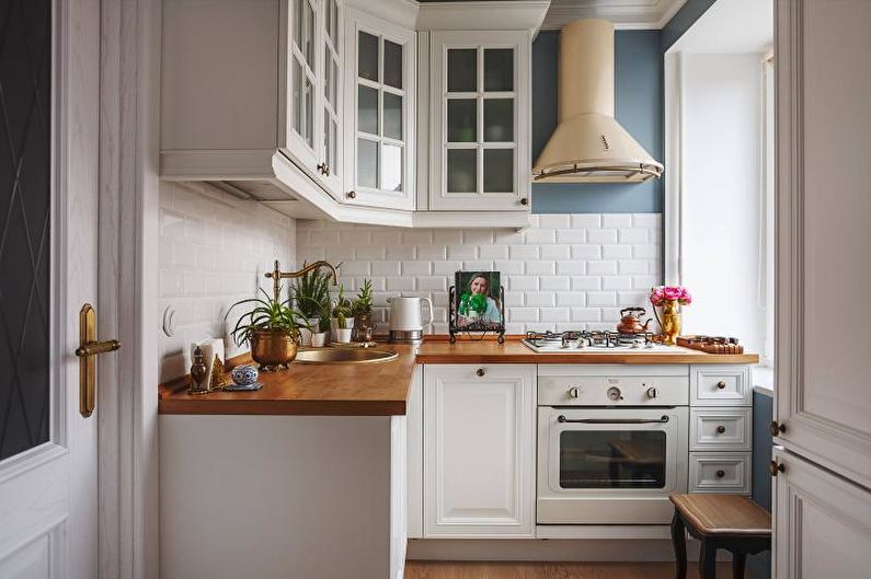 Mažos baltos virtuvės dizainas