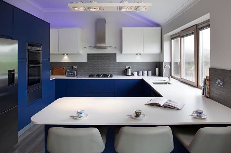 Design interiéru kuchyně v bílém - foto