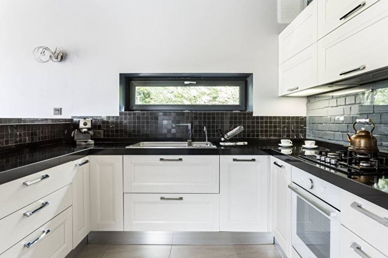 Интериорен дизайн на кухня в бяло - снимка