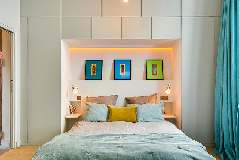 Projektowanie wnętrz sypialni w Chruszczowa - modułowa ściana nad zagłówkiem