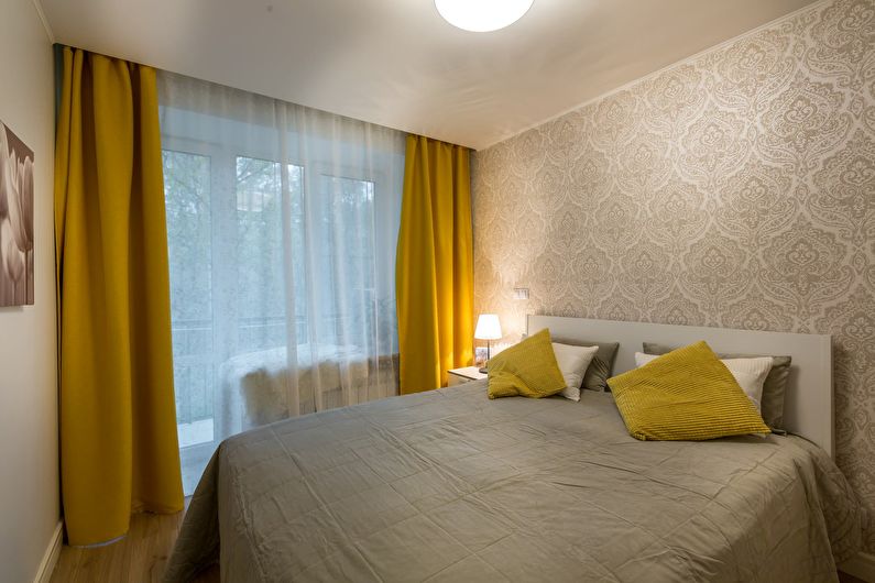 Camera da letto beige a Krusciov - interior design