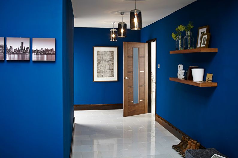 Niebieskie tapety na korytarzu