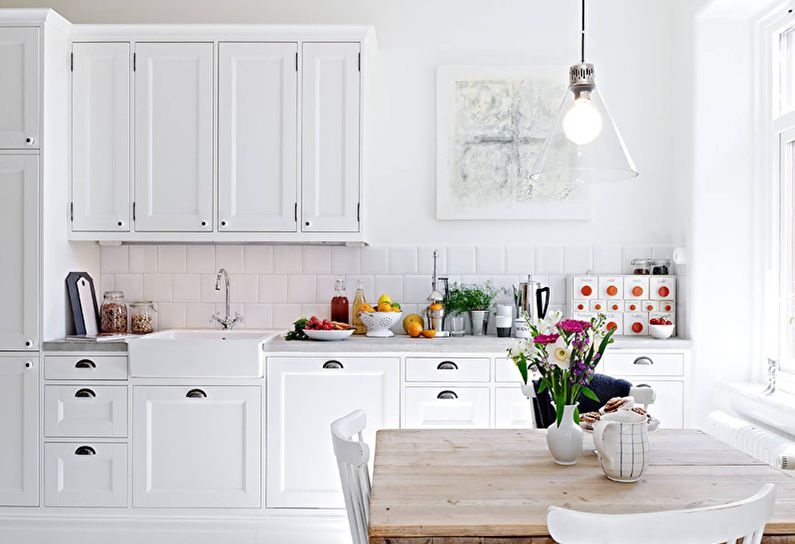 Bucătărie mică în alb - design interior