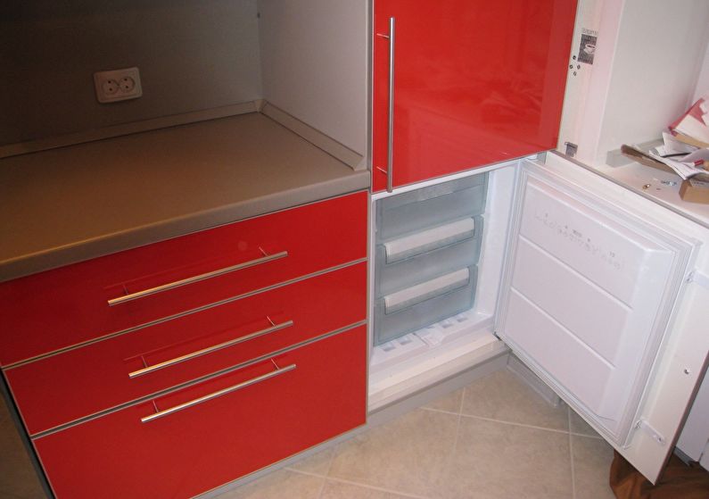 Šaldytuvo įdėjimo idėjos - nedidelės virtuvės dizainas