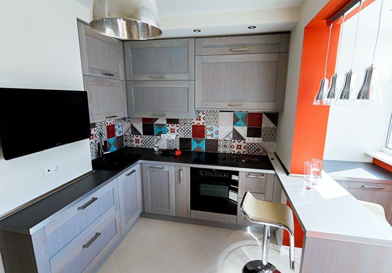 Mazas virtuves apvienošana ar balkonu vai lodžiju - interjera dizains