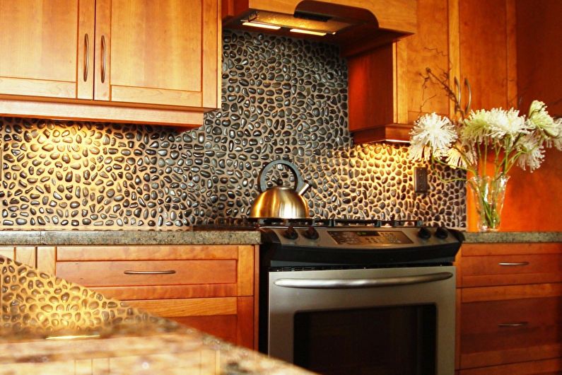 Sienų apdaila virtuvėje - dekoratyvinis akmuo