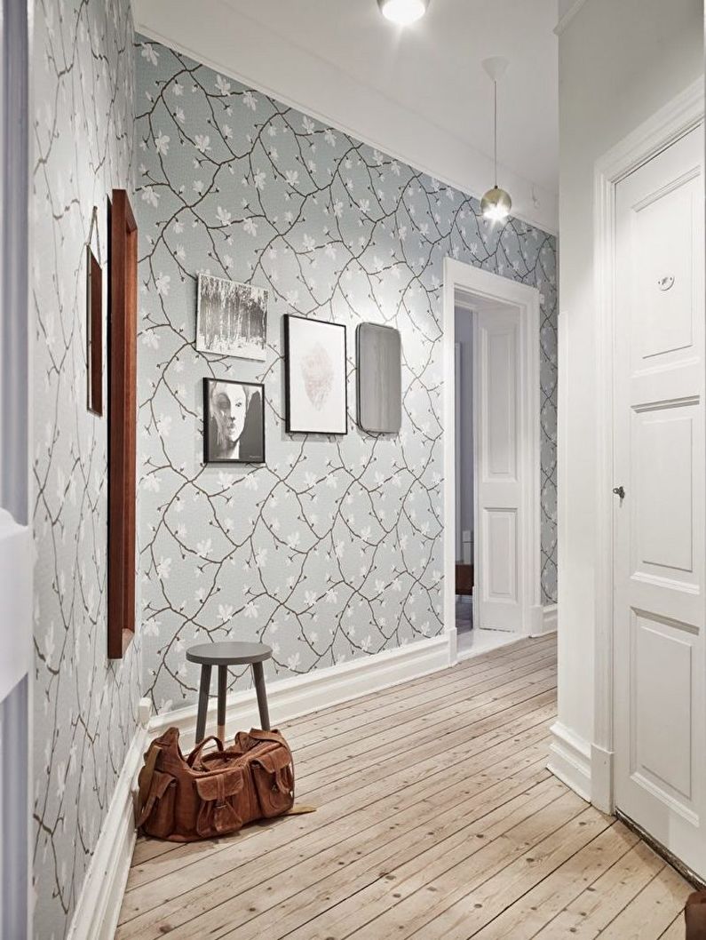 Non-woven wallpaper for the hallway - photo
