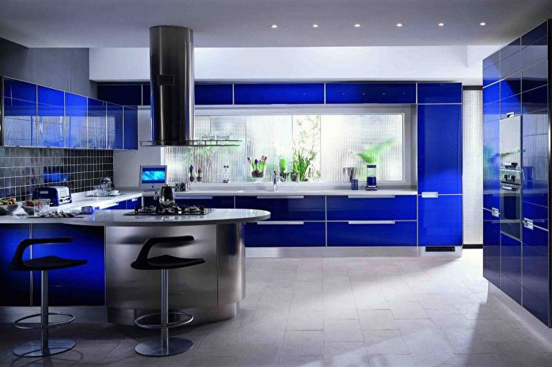 Virtuvė - aukštųjų technologijų stiliaus buto dizainas