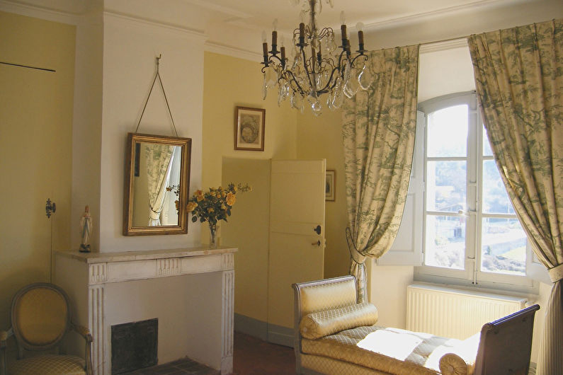 Provence-tyylin verhot olohuoneessa - valokuva