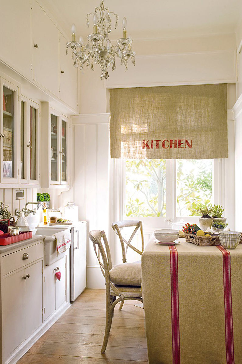 Provence-gardiner på kjøkkenet - foto