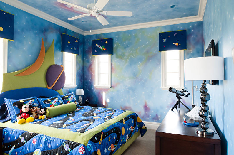 Kosminio stiliaus vaikų kambario berniukui dizainas