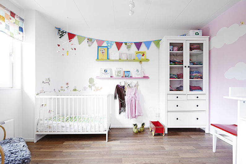 Cameră albă pentru copii pentru o fată - Design interior