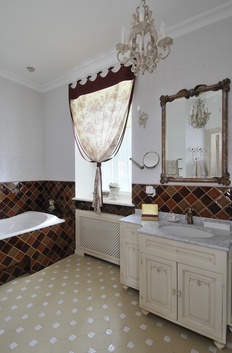 Diseño interior de un baño en estilo provenzal - foto