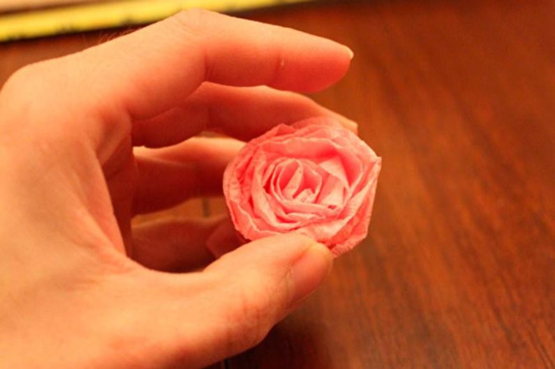 DIY topiary ar ziediem, kas izgatavoti no gofrēta papīra