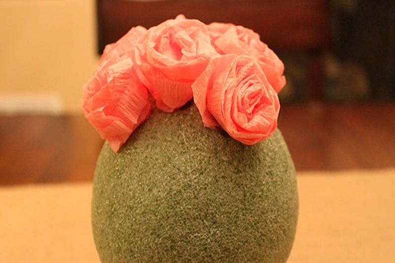 DIY topiary s kvetmi z vlnitého papiera