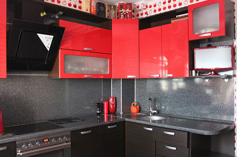 Maža raudona ir juoda virtuvė - interjero dizainas