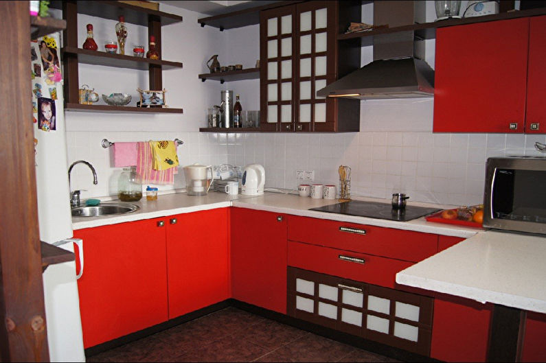 Crvena i crna kuhinja - fotografija interijera