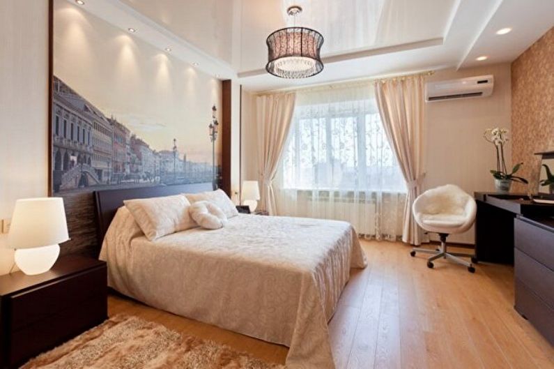 Smėlio spalvos miegamojo dizainas - lubų apdaila