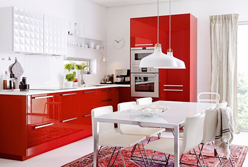 IKEA virtuves košās krāsās - interjera dizains