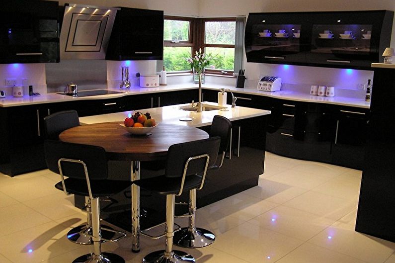Melnas virtuves dizains - grīdas apdare