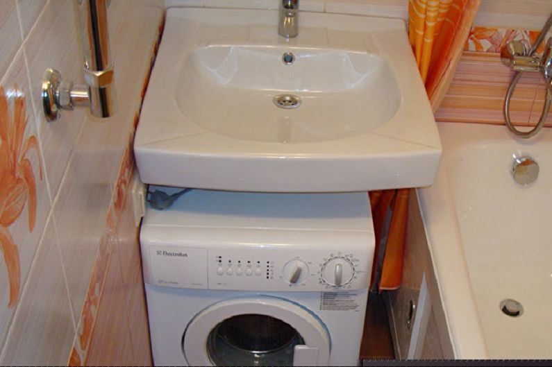 Handfat ovanför tvättmaskinen - foto