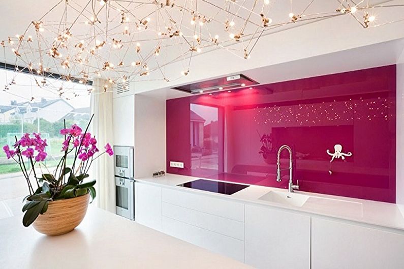 Rožinės virtuvės dizainas - dekoras ir apšvietimas