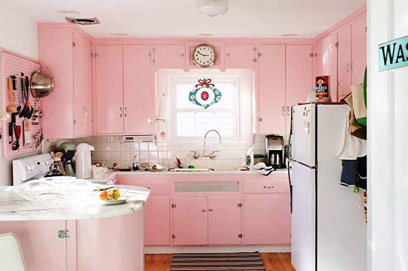 Lille lyserødt køkken - interiørdesign