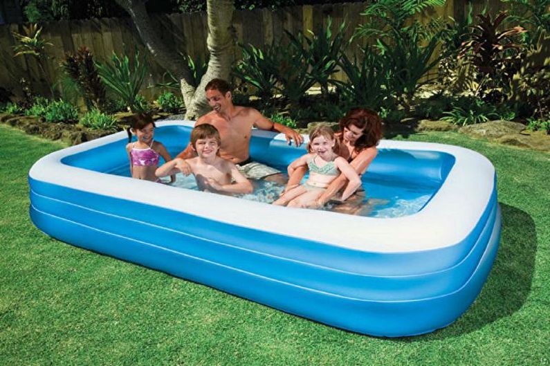 Dječji napuhavajući bazen za ljetnu rezidenciju