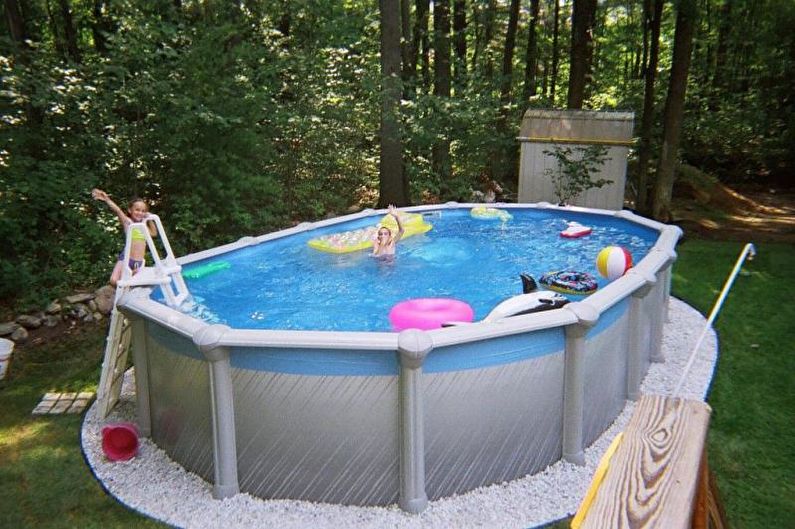 Ram pool för en sommarresidens