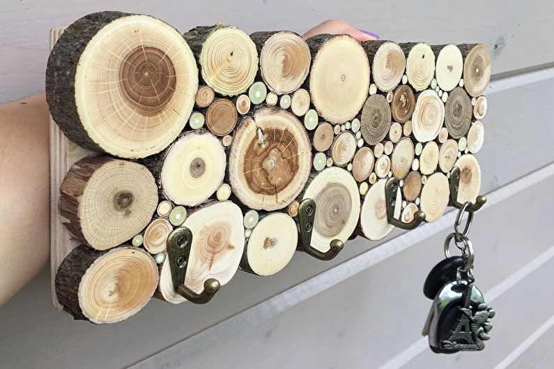 Gör-det-själv-väggmonterad nyckelhållare för en hall gjord av träsåg